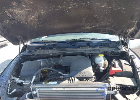 2021 Ram 1500 Classic Warlock 4X4 6'4 Box z USA, uszkodzony, nr VIN 1C6RR7GG6MS554640